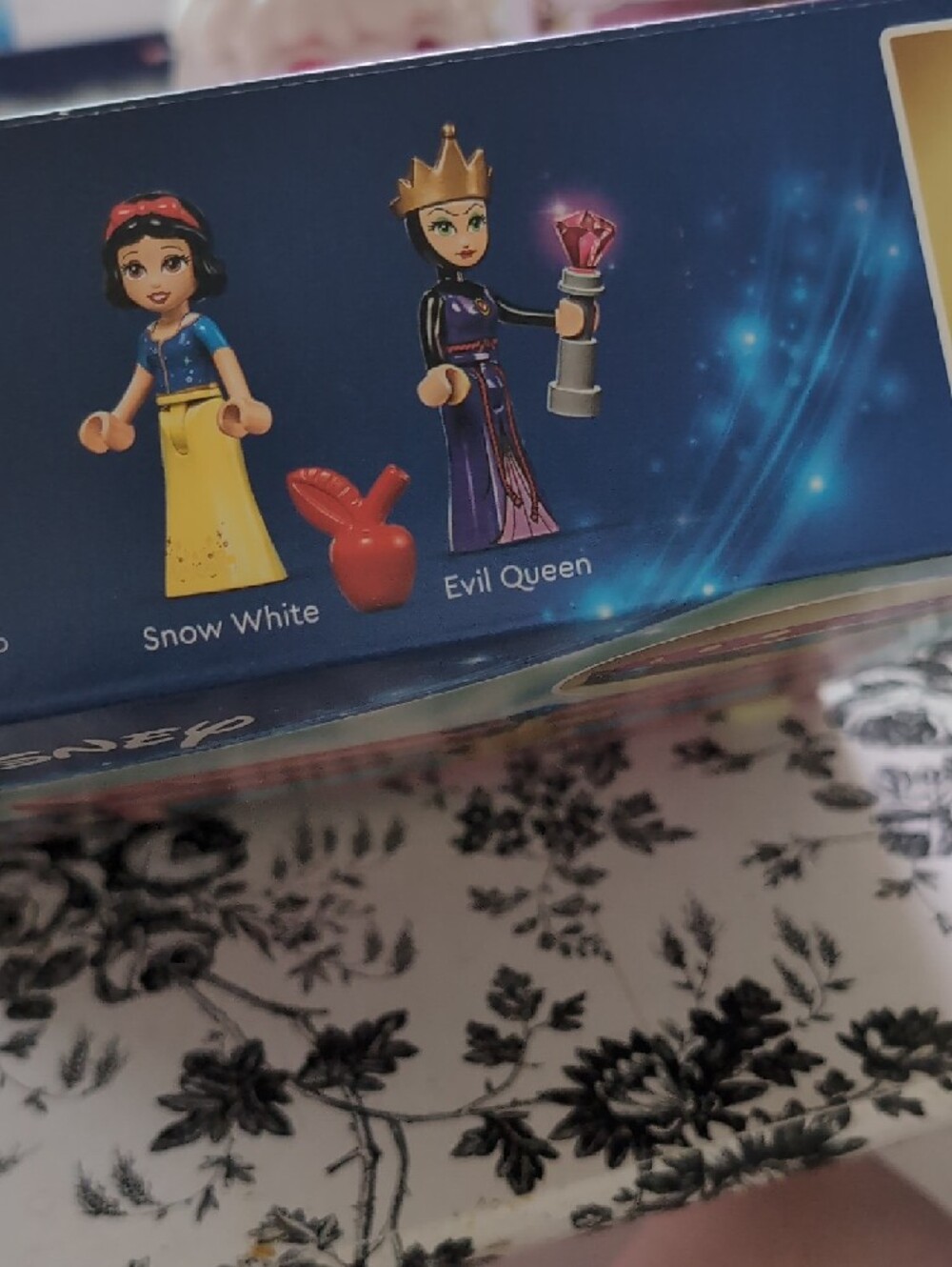 LEGO Disney Snow White Jewelry Box - Picture 2 of 4